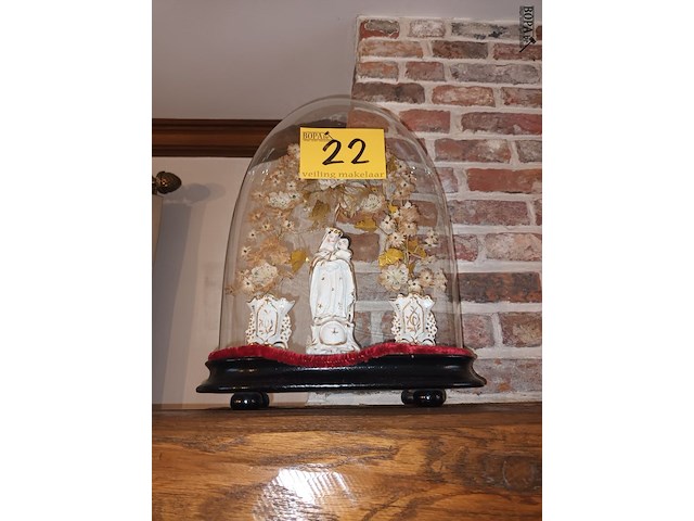 Lot 22 - ovalen globe met maria - afbeelding 1 van  3