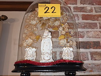Lot 22 - ovalen globe met maria