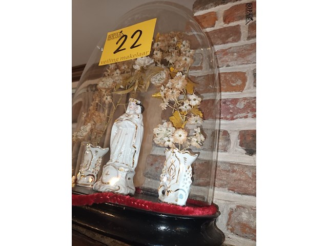 Lot 22 - ovalen globe met maria - afbeelding 3 van  3