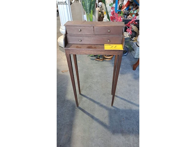 Lot 22 - smal antieken houten bijzettafeltje/mini-secretaire met lade - afbeelding 1 van  4