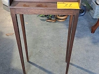Lot 22 - smal antieken houten bijzettafeltje/mini-secretaire met lade