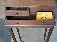 Lot 22 - smal antieken houten bijzettafeltje/mini-secretaire met lade - afbeelding 2 van  4