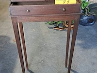 Lot 22 - smal antieken houten bijzettafeltje/mini-secretaire met lade - afbeelding 4 van  4
