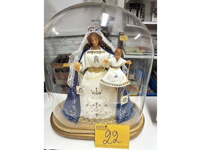 Lot 22 - vintage wassen mariabeeld onder glazen stolp - afbeelding 1 van  3