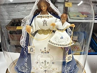 Lot 22 - vintage wassen mariabeeld onder glazen stolp