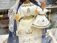 Lot 22 - vintage wassen mariabeeld onder glazen stolp - afbeelding 2 van  3