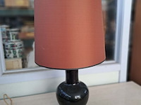 Lot 22 - vintage zwarte keramische tafellamp met bruine kap '60