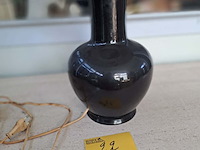 Lot 22 - vintage zwarte keramische tafellamp met bruine kap '60 - afbeelding 2 van  3