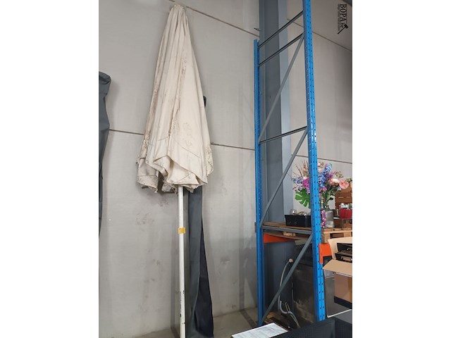 Lot 22 - zeer grote parasol symo - afbeelding 1 van  3