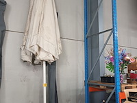 Lot 22 - zeer grote parasol symo