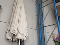 Lot 22 - zeer grote parasol symo - afbeelding 2 van  3