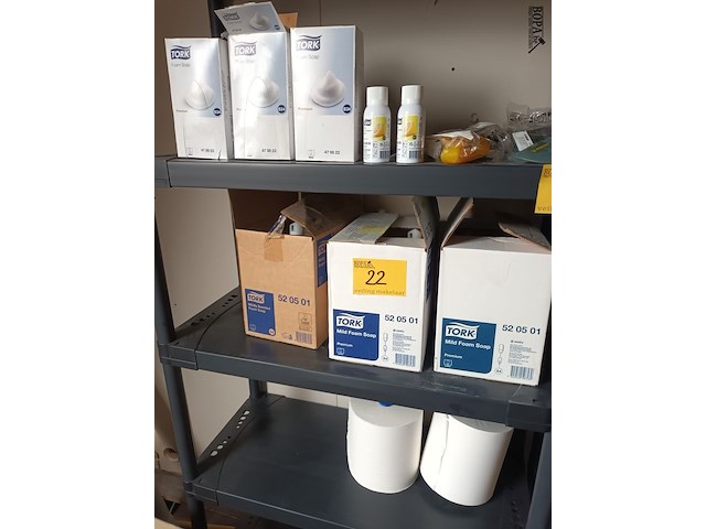 Lot 22 - zepen, handdoekpapier, luchtverfrisser - afbeelding 1 van  5