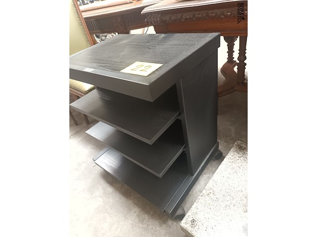 Lot 22 - zwart rek op wielen - afbeelding 2 van  3
