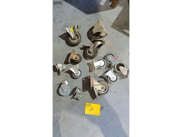 Lot 22 - zwenkwielen diverse maten - 13 stuks - afbeelding 1 van  1