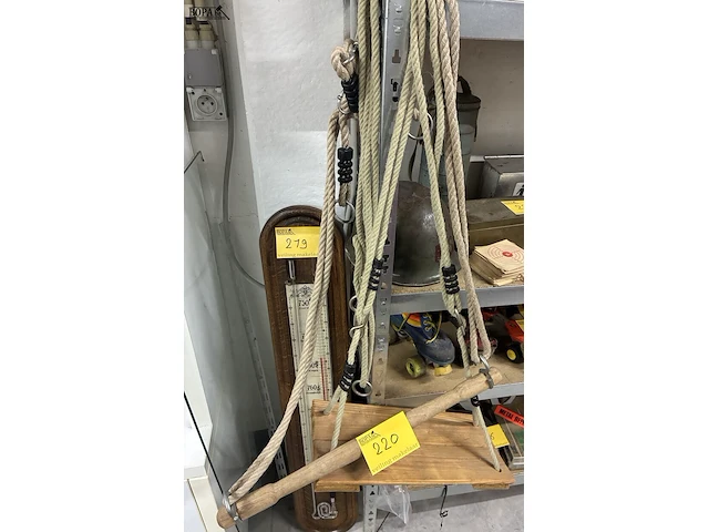 Lot 220 - houten schommel + trapeze - afbeelding 1 van  1