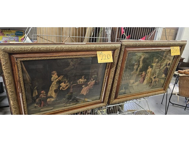 Lot 220 - kaders met tafereel achter glas, 2 stuks - afbeelding 1 van  3