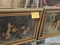 Lot 220 - kaders met tafereel achter glas, 2 stuks - afbeelding 1 van  3