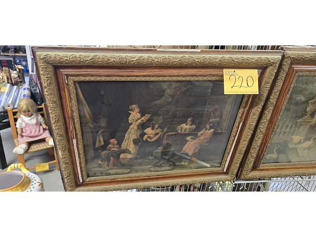 Lot 220 - kaders met tafereel achter glas, 2 stuks - afbeelding 2 van  3