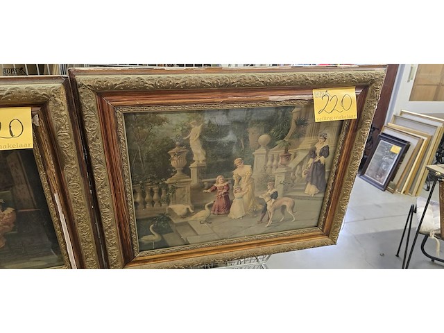 Lot 220 - kaders met tafereel achter glas, 2 stuks - afbeelding 3 van  3