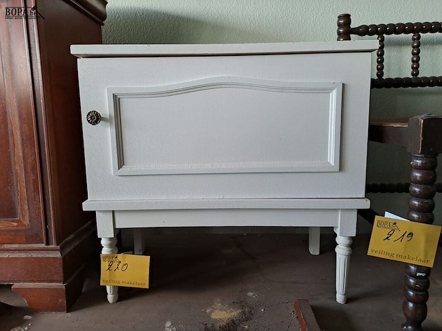Lot 220 - klassiek wit nachttafeltje b 57cm d 32cm h 55 cm - afbeelding 1 van  3