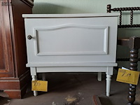 Lot 220 - klassiek wit nachttafeltje b 57cm d 32cm h 55 cm - afbeelding 1 van  3