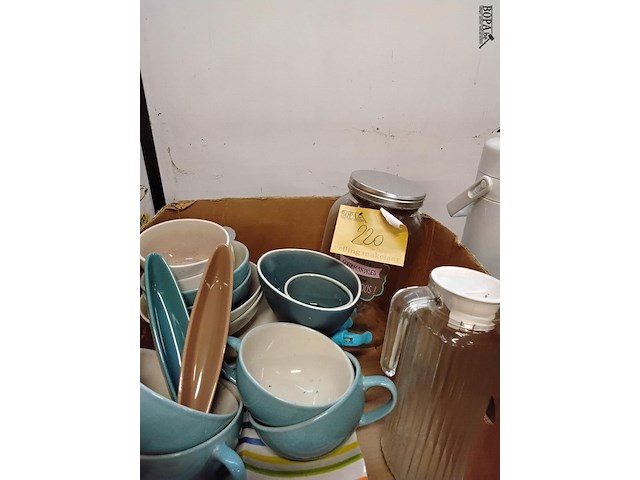 Lot 220 - lot servies; lichtblauw, beige wit - serveerkan, drankdispe - afbeelding 1 van  2