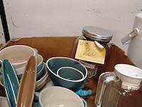 Lot 220 - lot servies; lichtblauw, beige wit - serveerkan, drankdispe - afbeelding 1 van  2