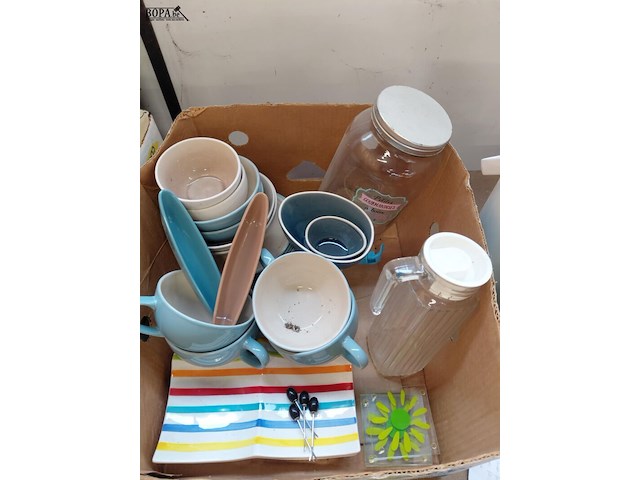 Lot 220 - lot servies; lichtblauw, beige wit - serveerkan, drankdispe - afbeelding 2 van  2