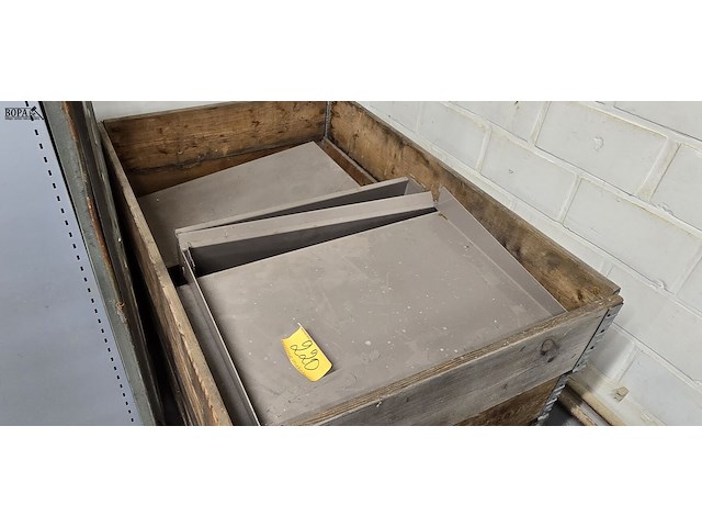 Lot 220 - metalen legborden ong 18 stuks - afbeelding 1 van  3