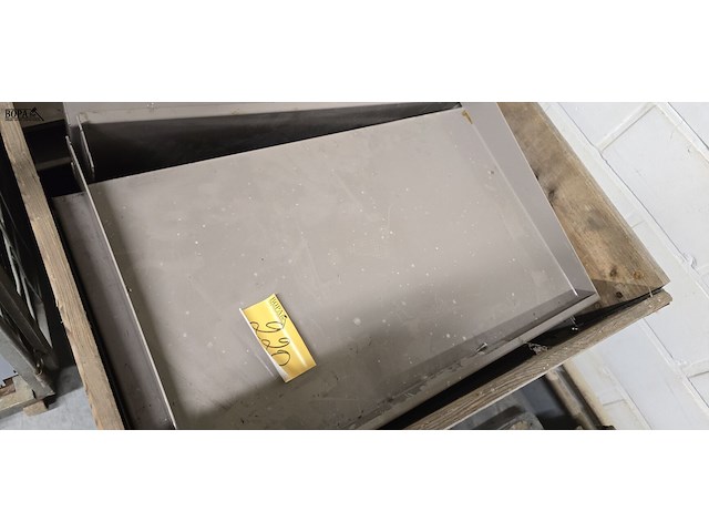 Lot 220 - metalen legborden ong 18 stuks - afbeelding 2 van  3