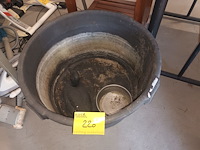 Lot 220 - mortelkuip met lokeend - afbeelding 1 van  2