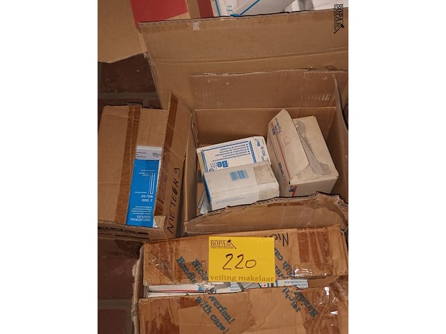 Lot 220 - nietjes - afbeelding 1 van  5