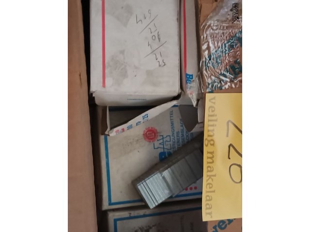 Lot 220 - nietjes - afbeelding 4 van  5