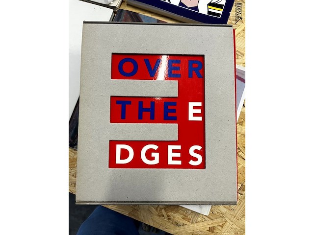 Lot 220 - over the edges - afbeelding 1 van  5