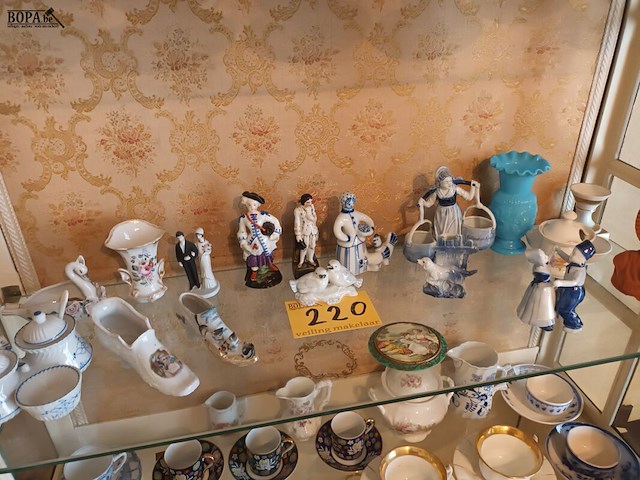 Lot 220 - porselein beeldjes en decoratie. 18 stuks - afbeelding 1 van  6