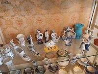 Lot 220 - porselein beeldjes en decoratie. 18 stuks - afbeelding 1 van  6