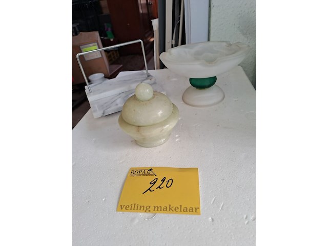 Lot 220 - vintage asbak in mat glas, vintage marmeren serviethouder en - afbeelding 1 van  4