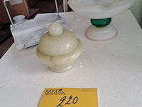 Lot 220 - vintage asbak in mat glas, vintage marmeren serviethouder en - afbeelding 1 van  4