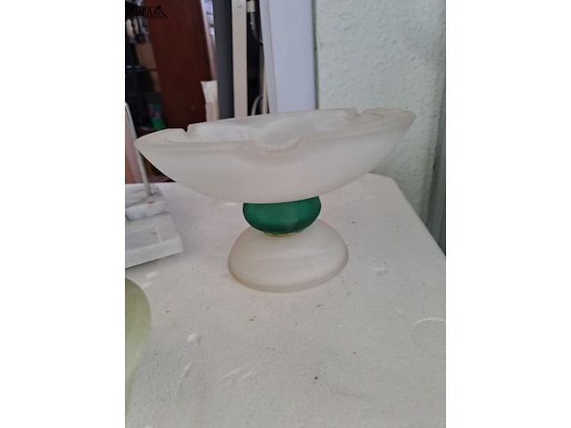 Lot 220 - vintage asbak in mat glas, vintage marmeren serviethouder en - afbeelding 4 van  4
