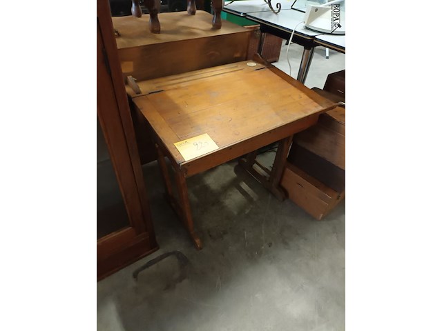 Lot 220 - vintage houten lessenaar - afbeelding 1 van  5