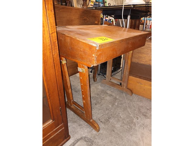 Lot 220 - vintage houten lessenaar - afbeelding 2 van  5