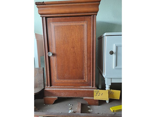 Lot 221 - antiek nachtkastje in kersenhout - strakke elegante uitstral - afbeelding 1 van  3