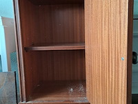 Lot 221 - antiek nachtkastje in kersenhout - strakke elegante uitstral - afbeelding 2 van  3