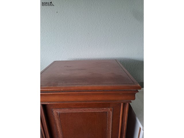 Lot 221 - antiek nachtkastje in kersenhout - strakke elegante uitstral - afbeelding 3 van  3