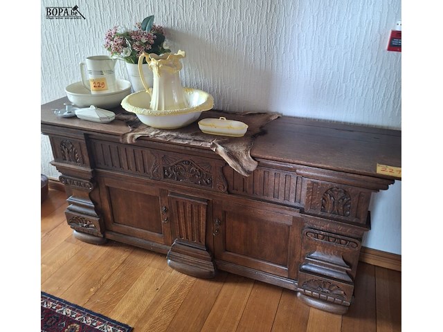 Lot 221 - antieke houten lage kast - afbeelding 1 van  3
