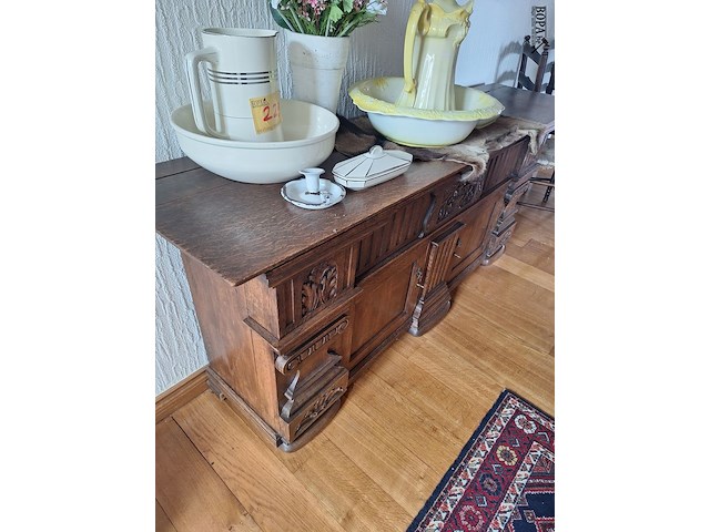 Lot 221 - antieke houten lage kast - afbeelding 2 van  3