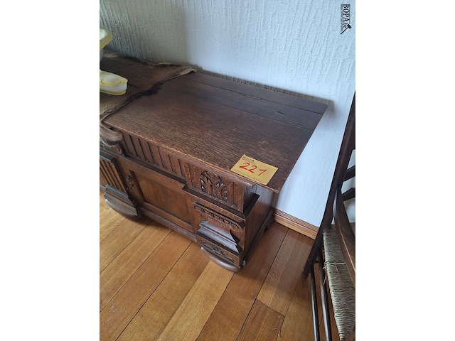 Lot 221 - antieke houten lage kast - afbeelding 3 van  3