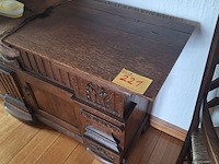Lot 221 - antieke houten lage kast - afbeelding 3 van  3