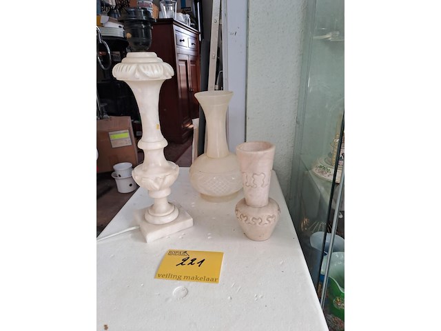 Lot 221 - antieken albasten tafellamp art deco stijl en 2 albasten vaz - afbeelding 1 van  4