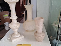 Lot 221 - antieken albasten tafellamp art deco stijl en 2 albasten vaz - afbeelding 1 van  4